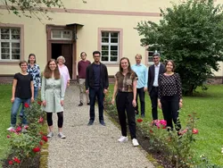 Landesbischöfin Heike Springhart mit acht angehenden Pfarrer*innen