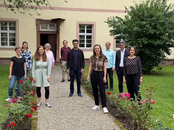 Landesbischöfin Heike Springhart mit acht angehenden Pfarrer*innen