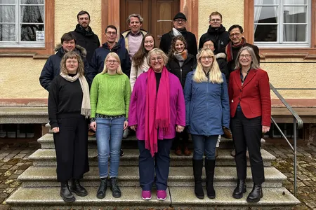 Gruppenfoto mit Landesbischöfin und den 12 Ordinant*innen