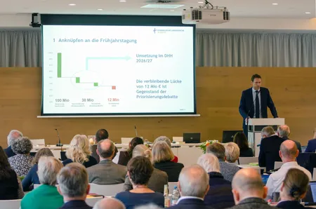 Oberkirchenrat Martin Wollinsky blickt auf die Haushaltsberatungen.