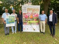 Freuen sich gemeinsam auf das Chorfest Baden 2025 in Emmendingen (von links): Oberkirchenrat Matthias Kreplin, Jörn Bartels (Bezirkskantor in Emmendingen), Jochen Martin (Eventmanager der Ekiba), Rüdiger Schulze (Dekan im Kirchenbezirk Emmendingen) und Emmendingens Oberbürgermeister Stefan Schlatterer.