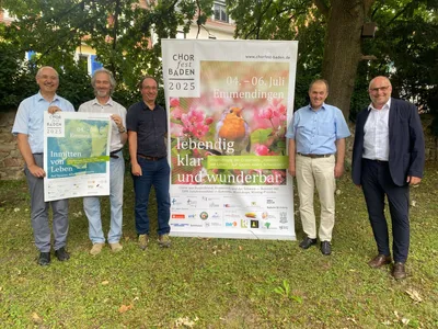 Freuen sich gemeinsam auf das Chorfest Baden 2025 in Emmendingen (von links): Oberkirchenrat Matthias Kreplin, Jörn Bartels (Bezirkskantor in Emmendingen), Jochen Martin (Eventmanager der Ekiba), Rüdiger Schulze (Dekan im Kirchenbezirk Emmendingen) und Emmendingens Oberbürgermeister Stefan Schlatterer.
