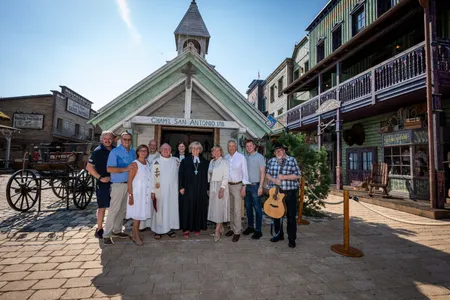 Quelle: Mariella Hut / Europa-Park vor der Kapelle - Springhart mit Familie Mack und Gästen