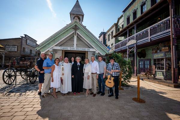 vor der Kapelle - Springhart mit Familie Mack und Gästen