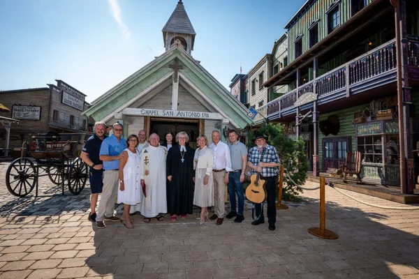 Quelle: Mariella Hut / Europa-Park vor der Kapelle - Springhart mit Familie Mack und Gästen