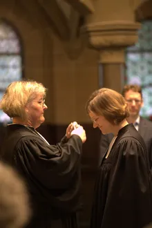 Heike Springhart überreicht Silke Dangel das Amtskreuz.