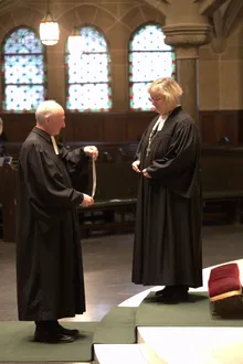 Wolfgang Schmidt überreicht  Landesbischöfin Heike Springhart sein Amtskreuz.