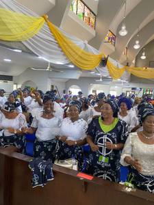 Frauen feiern einen Gottesdienst