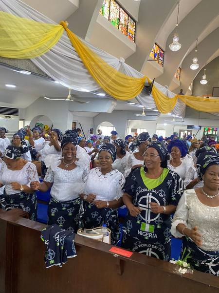 Frauen feiern einen Gottesdienst