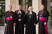 Quelle: Gottfried Stoppel - eingebettet von www.ekiba.de Dr. Klaus Krämer, Bischof der Diözese Rottenburg-Stuttgart, Ernst-Wilhelm Gohl, Landesbischof der Evangelischen Landeskirche in Württemberg, Prof. Dr. Heike Springhart, Landesbischöfin der Evangelischen Landeskirche in Baden, und Stephan Burger, Erzbischof der Erzdiözese Freiburg,