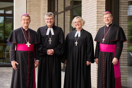 Quelle: Gottfried Stoppel - eingebettet von www.ekiba.de Dr. Klaus Krämer, Bischof der Diözese Rottenburg-Stuttgart, Ernst-Wilhelm Gohl, Landesbischof der Evangelischen Landeskirche in Württemberg, Prof. Dr. Heike Springhart, Landesbischöfin der Evangelischen Landeskirche in Baden, und Stephan Burger, Erzbischof der Erzdiözese Freiburg,