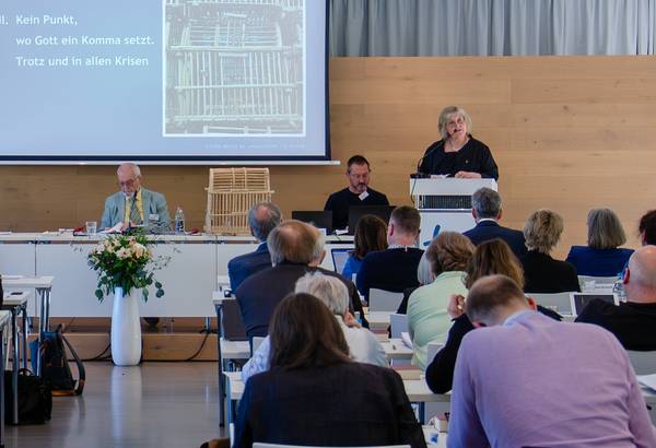 Landesbischöfin Heike Springhart legt auf der Frühjahrssynode 2026 ihren Bericht zur Lage vor.