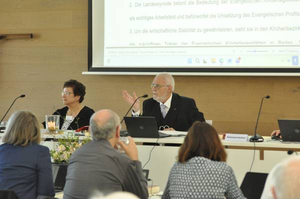 Axel Wermke leitet die letzte Plenarsitzung der 13. Landessynode im Haus der Kirche in Bad Herrenalb.