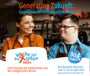 Zwei Menschen, davon einer mit einer Behinderung, arbeiten gemeinsam in einem Café.