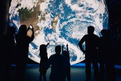 Quelle: 2019 (c) W5, Belfast - eingebettet von www.ekiba.de Gaia-Kunstinstallation
