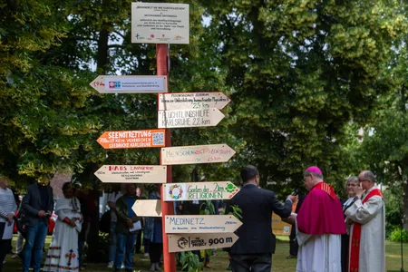 Wegweiser für Geflüchtete vor St. Stepan