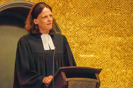 Dr. Cornelia Weber auf der Kanzel