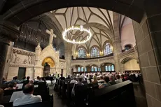 Christuskirche mit Gottesdienstgemeinde