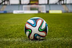 Fussball auf Rasen