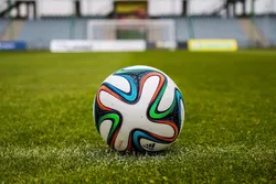 Fussball auf Rasen