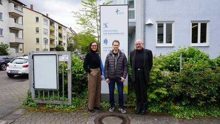 Rektor Martin Mautner mit Tamara Schmidt und Christoph Georgii vor der Hochschule für Kirchenmusik