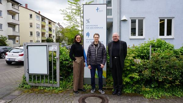 Rektor Martin Mautner mit Tamara Schmidt und Christoph Georgii vor der Hochschule für Kirchenmusik
