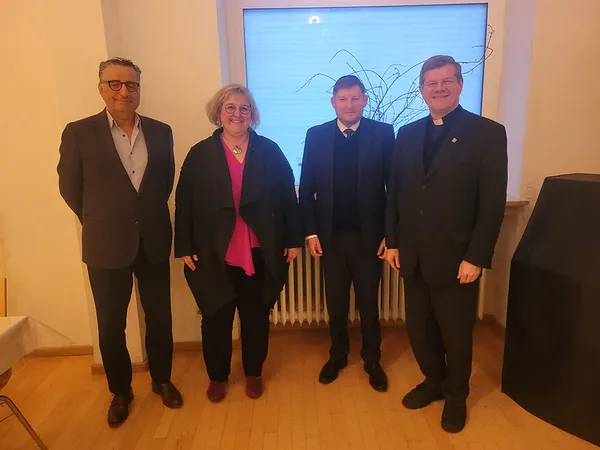 Gruppenfoto mit Oberratsvorsitzendem Rami Suliman, Landesbischöfin Heike Springhart, Landesrabbiner Moshe Flomenmann und Erzbischof Stephan Burger