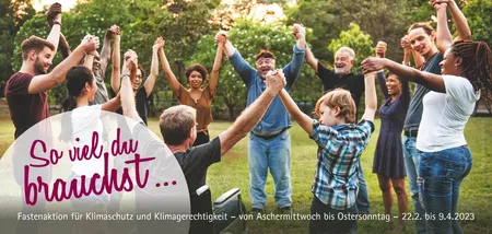 Viele Menschen halten sich an den Händen - Klimafasten 2023