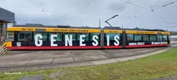 Straßenbahn mit Aufschrift "Genesis"