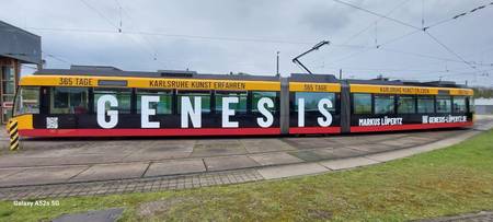 Straßenbahn mit Aufschrift "Genesis"