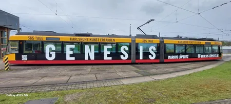 Straßenbahn mit Aufschrift "Genesis"
