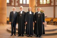 Gruppenbild: Von links: der Präsident der Landessynode Axel Wermke, der scheidende Prälat Traugott Schächtele, die neue Prälatin Heide Reinhard, Landesbischöfin Heike Springhart