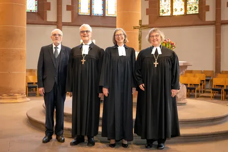 Gruppenbild: Von links: der Präsident der Landessynode Axel Wermke, der scheidende Prälat Traugott Schächtele, die neue Prälatin Heide Reinhard, Landesbischöfin Heike Springhart