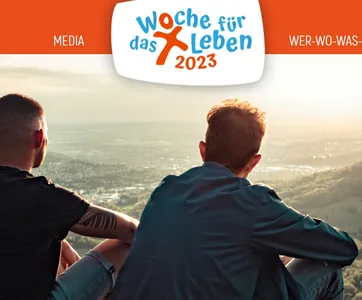 zwei Jugendliche blicken in die Weite