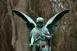 Friedhofsengel mit roter Rose