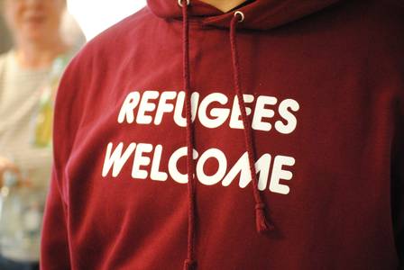Mann Hoodie Aufschrift Refugees welcome