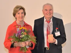 Quelle: Hansjörg Fuchs / ekiba Preisträger des Stifter:innenpreises 2023: Ingeborg und Walter Herrmann aus Pforzheim