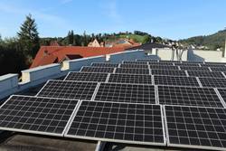 Quelle: Moritz Martiny - eingebettet von www.ekiba.de Solaranlage auf dem Dach der Kirche in Gengenbach