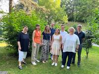 Gruppenbild mit Landesbischöfin und zukünftigen Pfarrerinnen und Pfarrern