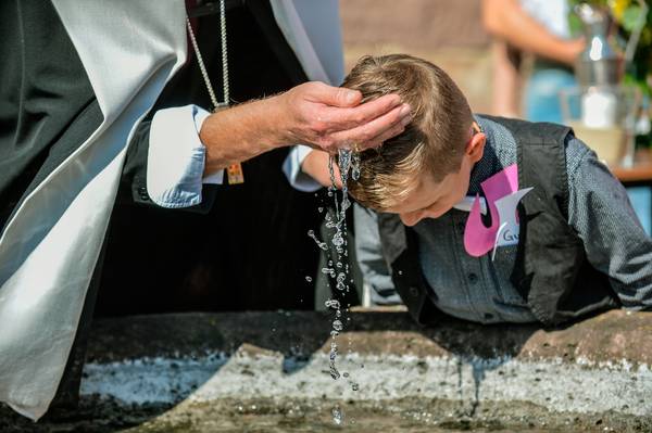 Taufe eines Jungen im Freien