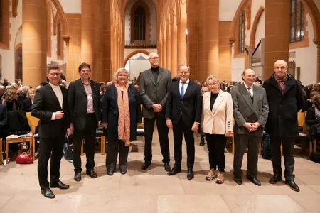 Personengruppe bei der Feier anlässlich des 400. Jahrestags der Wegführung der „Bibliotheca Palatina“ in der Heiliggeistkirche Heidelberg