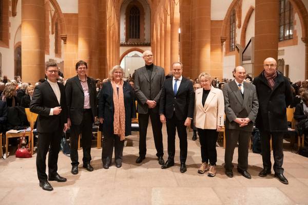 Personengruppe bei der Feier anlässlich des 400. Jahrestags der Wegführung der „Bibliotheca Palatina“ in der Heiliggeistkirche Heidelberg