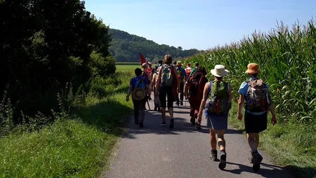 Pilgergruppe auf einem befestigten Weg