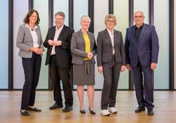 Quelle: Marc Doradzillo - eingebettet von www.ekiba.de Oberkirchenrätin Cornelia Weber, Domkapitular Uwe Scharfenecker, Rektorin Stephanie Bohlen, Rektorin Renate Kirchhoff, Rektor Bastian Kaiser