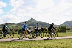 Radpilger vor der Burg Hohenzollern