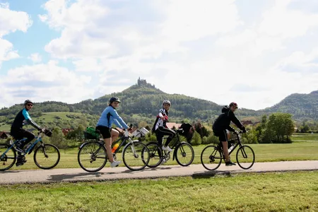 Radpilger vor der Burg Hohenzollern