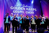 Gospelchor Golden Harps singt auf einer Bühne