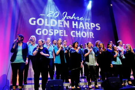 Gospelchor Golden Harps singt auf einer Bühne
