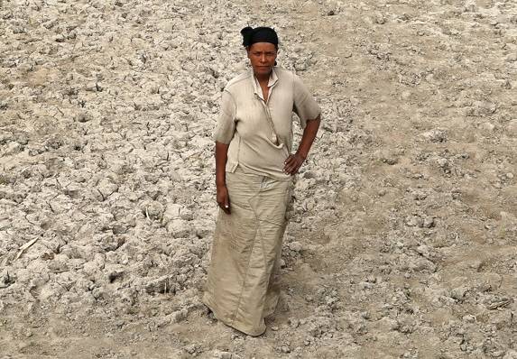 Frau auf ausgedorrtem Feld