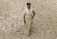 Frau auf ausgedorrtem Feld